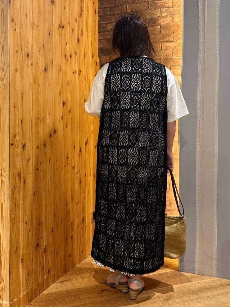 ゆかぴさんの「SHOO･LA･RUE｜◆【S-LL】羽織るだけでサマ見え レース風の柄が華やかなロングジレ」を使ったコーディネート