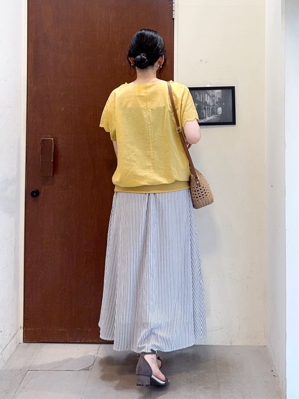 𝐇𝐢𝐫𝐨𝐦𝐢さんの「SHOO･LA･RUE｜スカラップ刺繍レースが目を惹く ドルマントップス」を使ったコーディネート