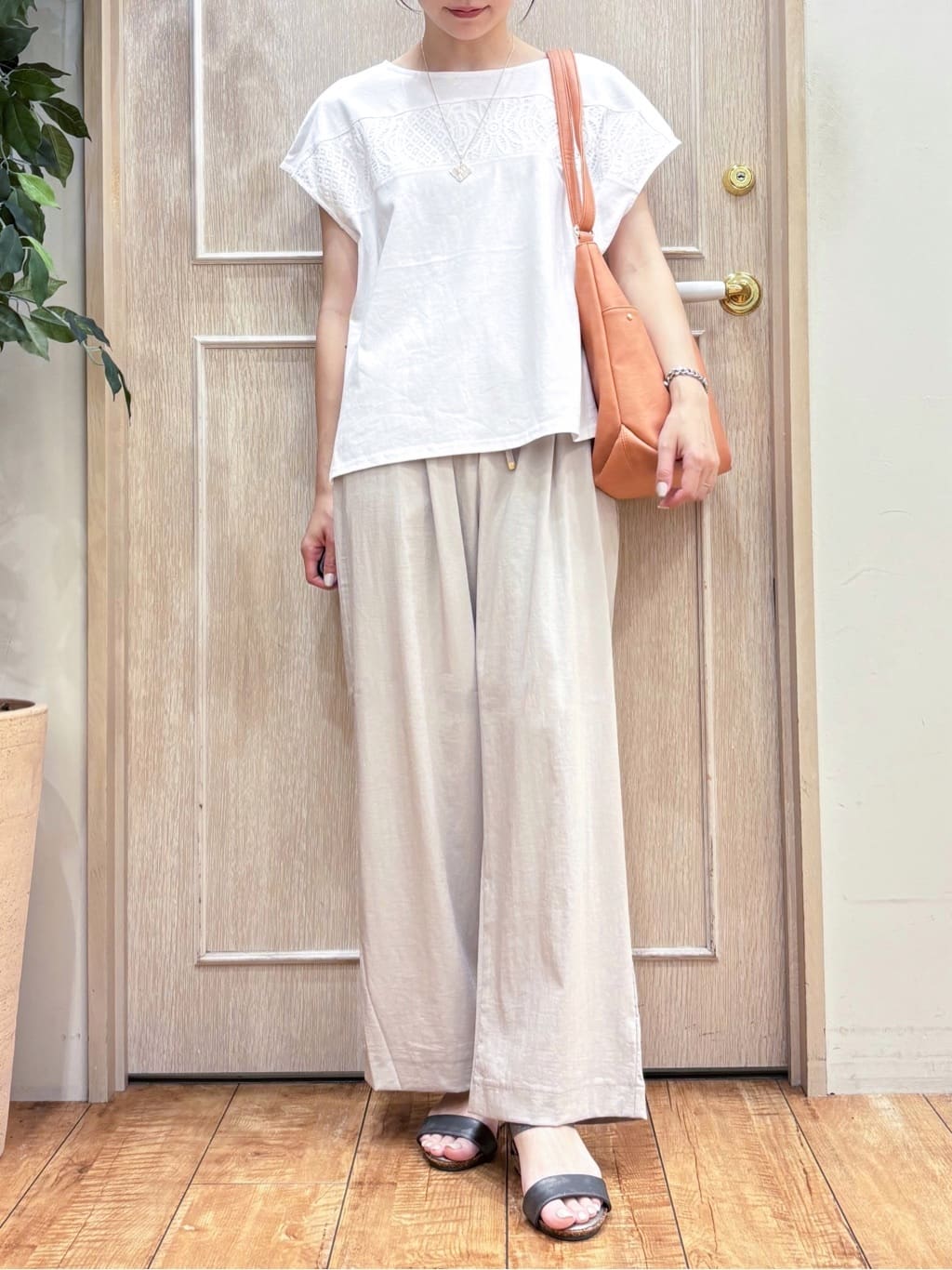 なみさんの「SHOO･LA･RUE｜【洗える/S-LL/体型カバー】レース使いが華やか フレンチスリーブコットンTシャツ」を使ったコーディネート