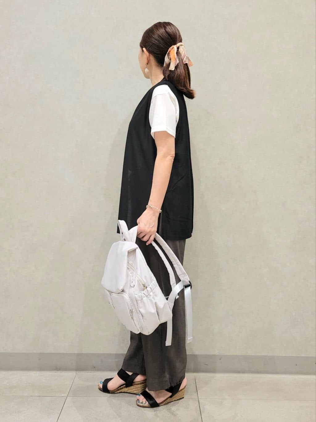 ユウさんの「SHOO･LA･RUE｜【2点セット】着回しいろいろ ジレ＋ロゴTシャツ」を使ったコーディネート