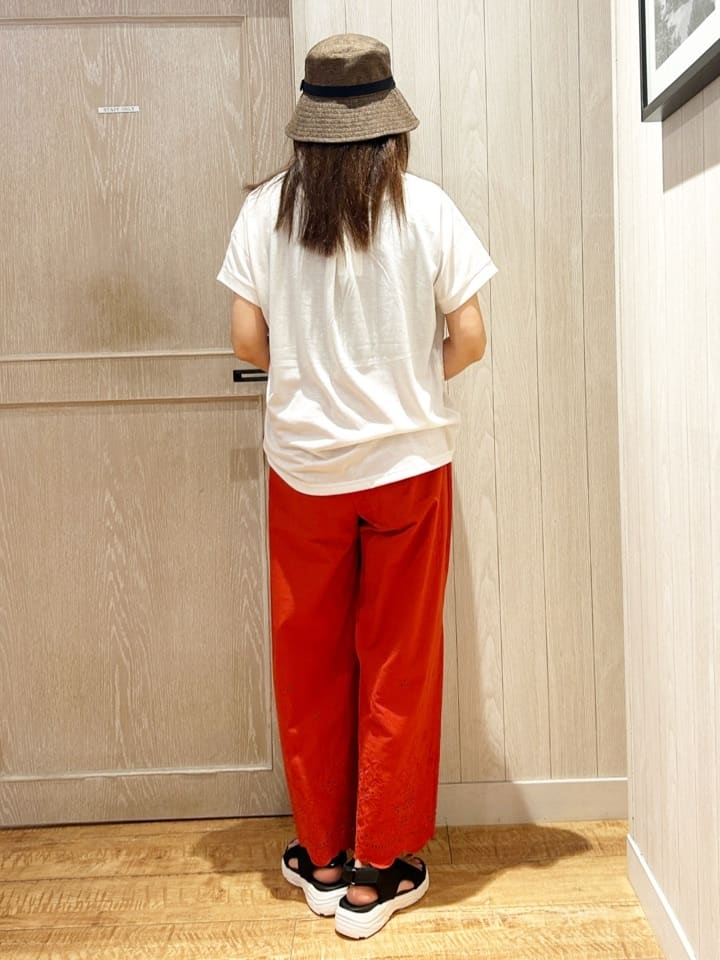 yukaさんの「SHOO･LA･RUE｜【S-LL】華やかさをプラスする 裾刺繍ストレートパンツ」を使ったコーディネート