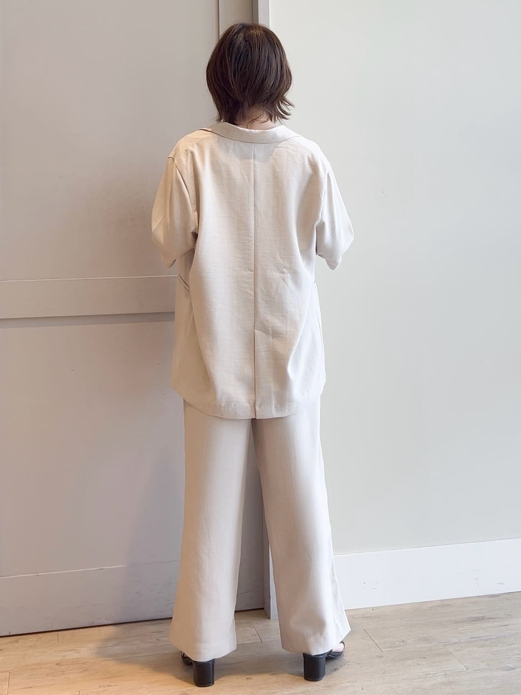yamakoさんの「grove｜軽やかに羽織れて、きちんと見え ハーフスリーブテーラードジャケット」を使ったコーディネート