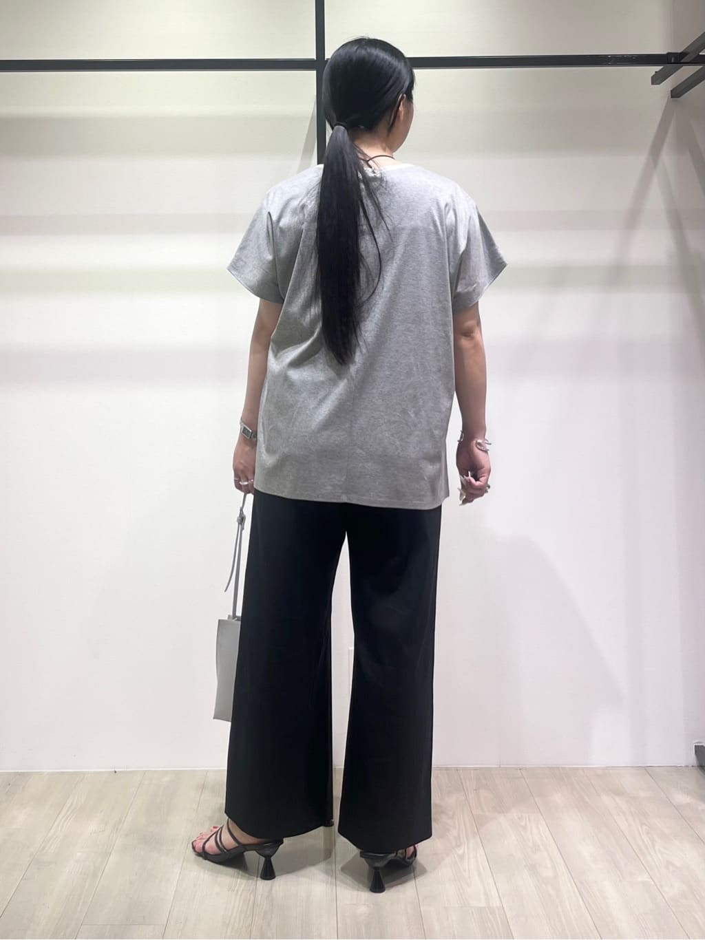hasuさんの「INDIVI｜【洗える／汗ジミ防止】バイカラー＆アシメヘム Tシャツ」を使ったコーディネート