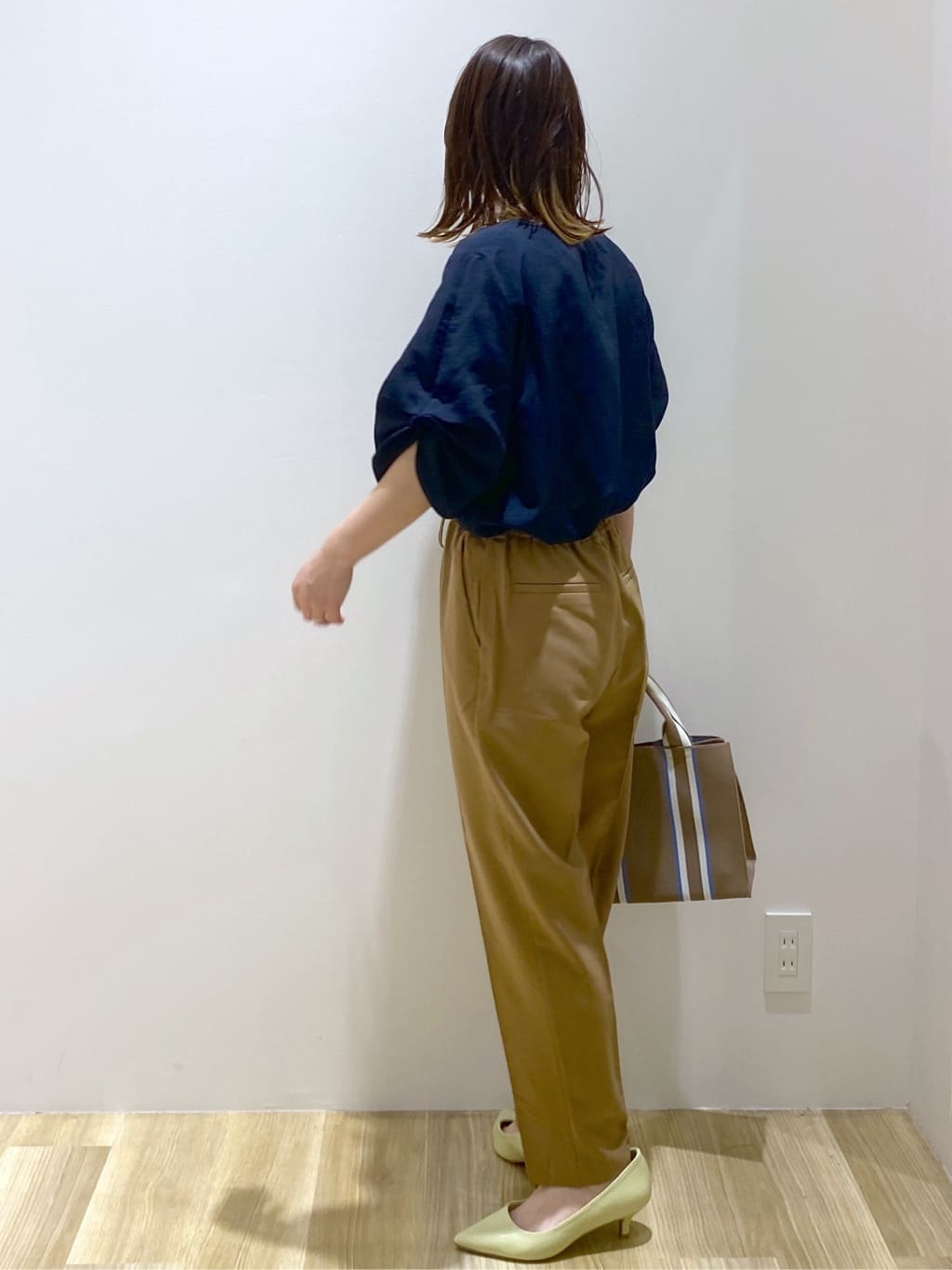 えりさんの「OPAQUE.CLIP｜リネンライクキーネックタックスリーブブラウス【洗濯機洗い可／吸水速乾／接触冷感】」を使ったコーディネート