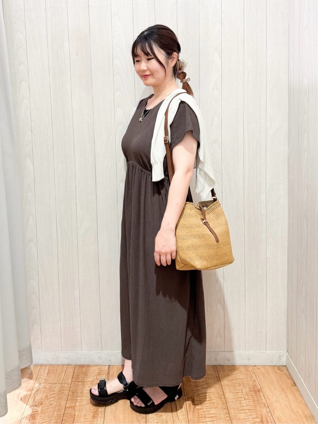 愛さんの「SHOO･LA･RUE｜【前後2WAY】さらりと大人上品に 楊柳フレンチワンピース」を使ったコーディネート