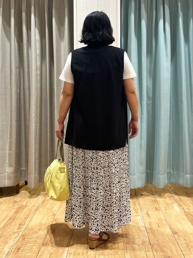 あやさんの「SHOO･LA･RUE｜【2点セット】着回しいろいろ ジレ＋ロゴTシャツ」を使ったコーディネート