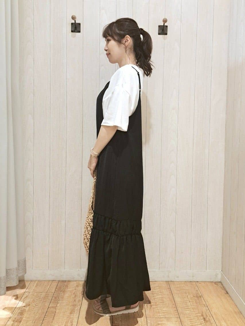SAKIさんの「SHOO･LA･RUE｜【ひんやり】シャーリングがアクセントに 大人のデザインキャミワンピース」を使ったコーディネート