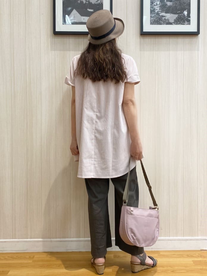 natsuさんの「SHOO･LA･RUE｜【S-LL/ひんやり/体型カバー】サッカーストライプ Aラインチュニックブラウス」を使ったコーディネート