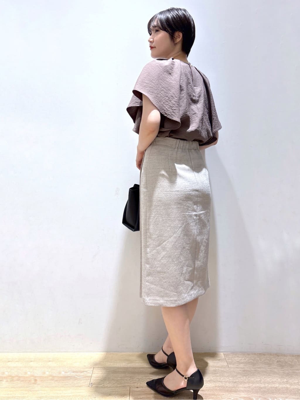 mizukiさんの「index｜《7色展開／S-LLサイズ》フリルタックスリーブキーネックブラウス【吸水速乾／洗濯機可／イージーアイ」を使ったコーディネート