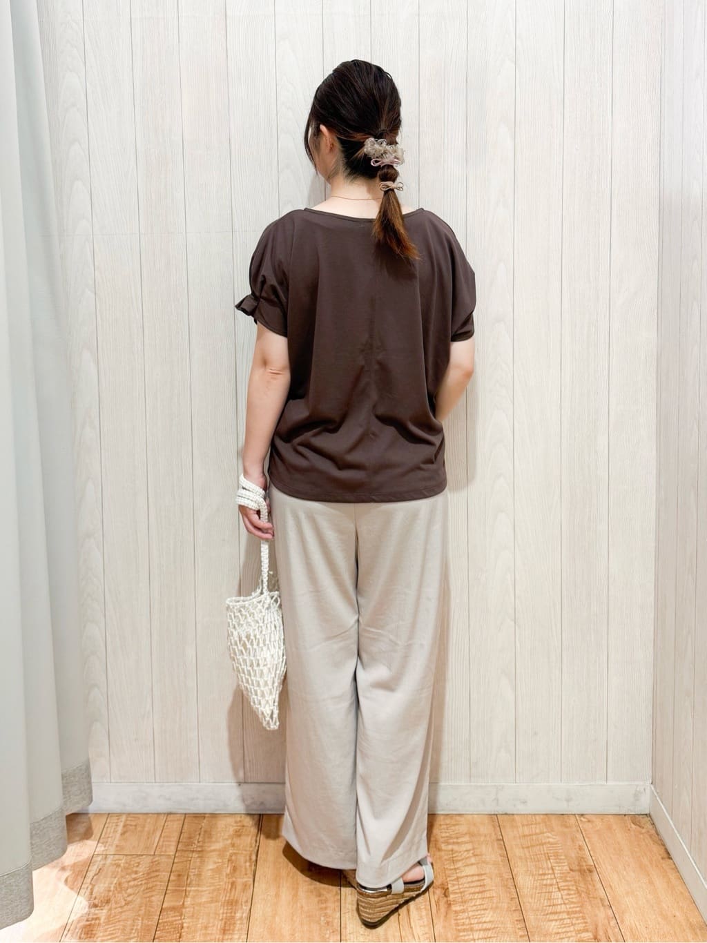 愛さんの「SHOO･LA･RUE｜【S-LL/UV/プチプラ】お袖タックで好印象 デザインTシャツ」を使ったコーディネート