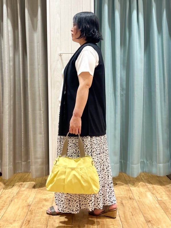 あやさんの「SHOO･LA･RUE｜【2点セット】着回しいろいろ ジレ＋ロゴTシャツ」を使ったコーディネート