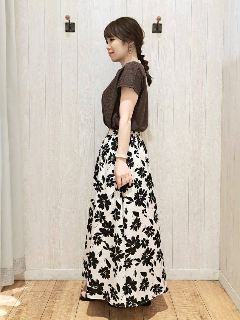SAKIさんの「SHOO･LA･RUE｜【高レビュー/着丈選べる】華やかさをプラスする アソートロングスカート」を使ったコーディネート