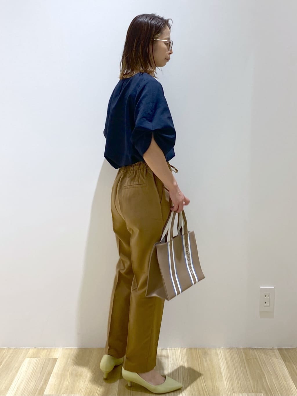 えりさんの「OPAQUE.CLIP｜リネンライクキーネックタックスリーブブラウス【洗濯機洗い可／吸水速乾／接触冷感】」を使ったコーディネート
