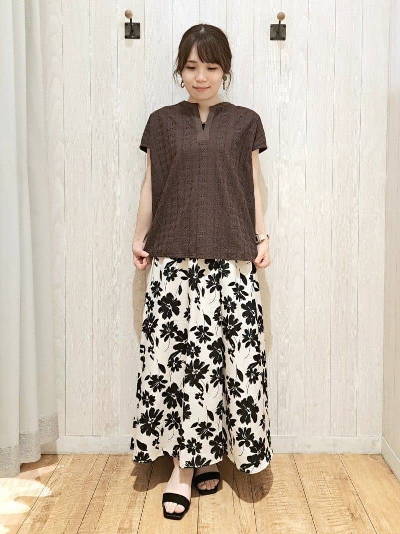 SAKIさんの「SHOO･LA･RUE｜【高レビュー/着丈選べる】華やかさをプラスする アソートロングスカート」を使ったコーディネート