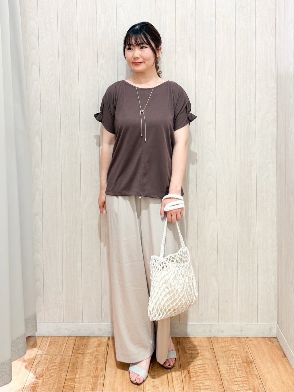 愛さんの「SHOO･LA･RUE｜【S-LL/UV/プチプラ】お袖タックで好印象 デザインTシャツ」を使ったコーディネート