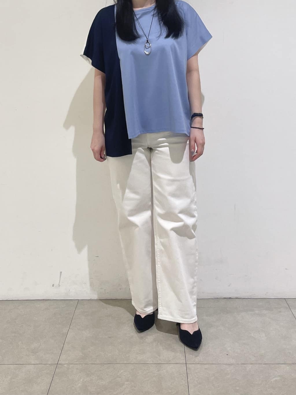 emikaさんの「INDIVI｜【洗える／汗ジミ防止】バイカラー＆アシメヘム Tシャツ」を使ったコーディネート