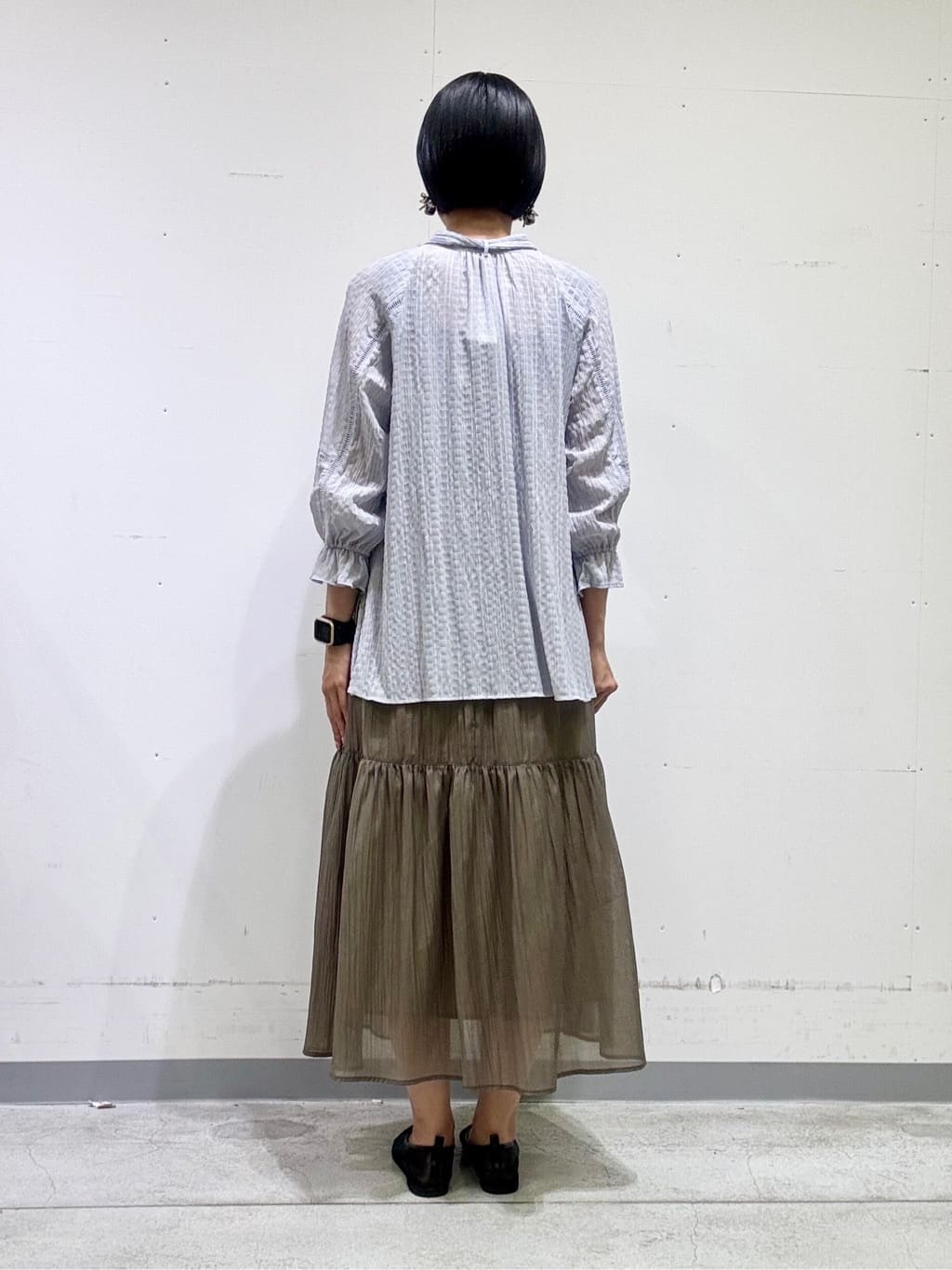 naoさんの「INDIVI｜【洗える／シャーリング素材】ボリューム袖エアリーブラウス」を使ったコーディネート