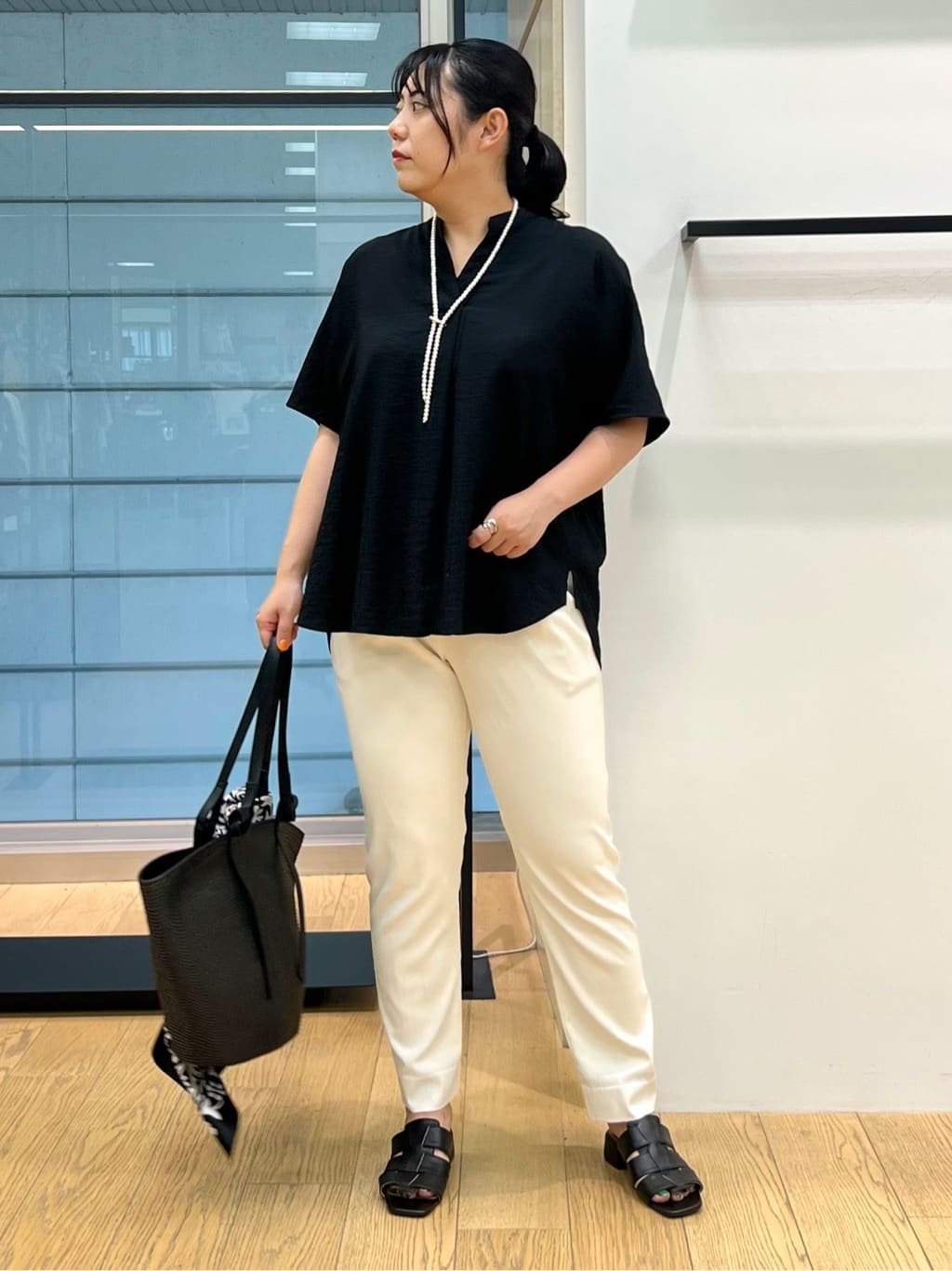 shimaさんの「INDIVI｜【90cm四方】ボタニカル柄大判スカーフ」を使ったコーディネート