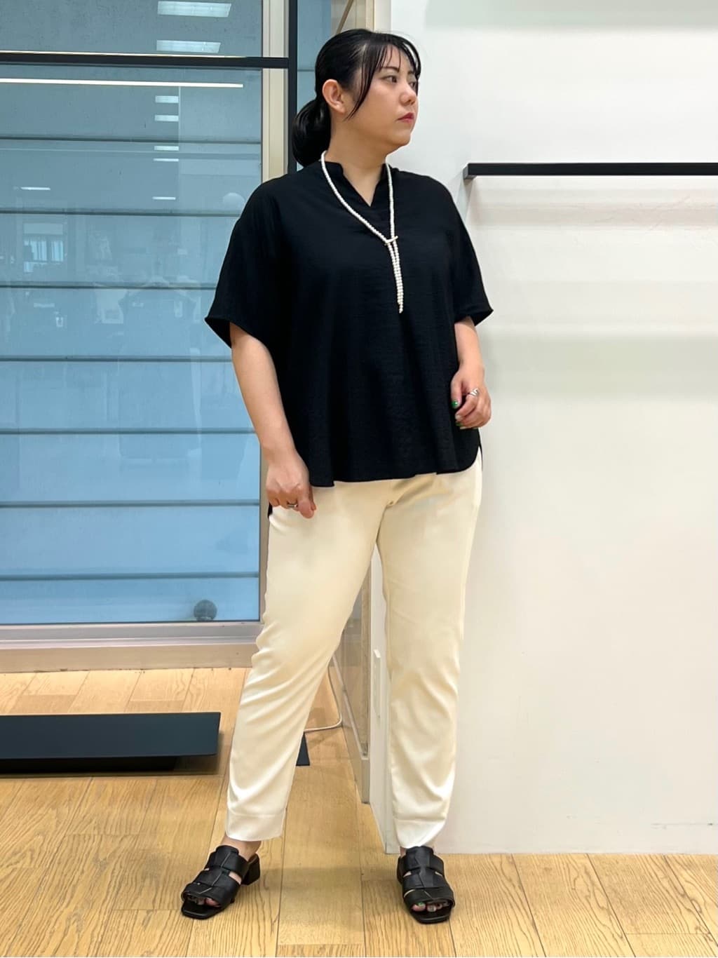 shimaさんの「INDIVI｜【90cm四方】ボタニカル柄大判スカーフ」を使ったコーディネート
