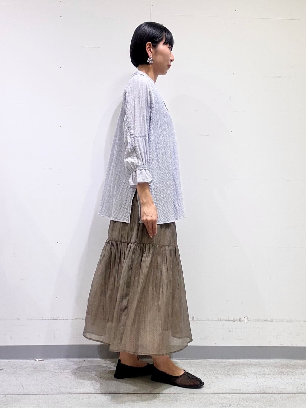 naoさんの「INDIVI｜【洗える／シャーリング素材】ボリューム袖エアリーブラウス」を使ったコーディネート
