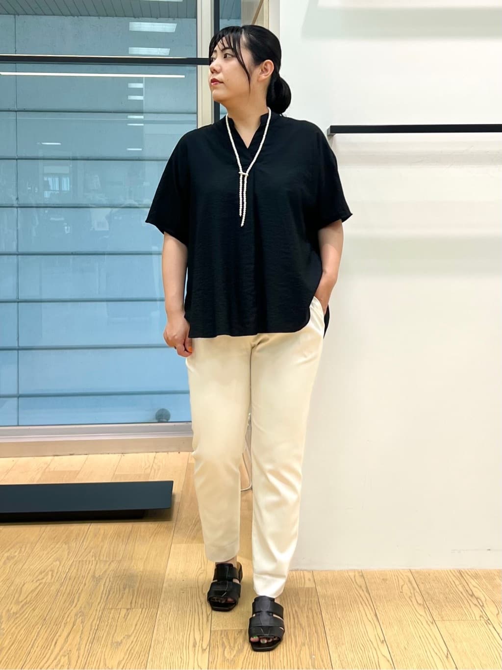 shimaさんの「INDIVI｜【90cm四方】ボタニカル柄大判スカーフ」を使ったコーディネート