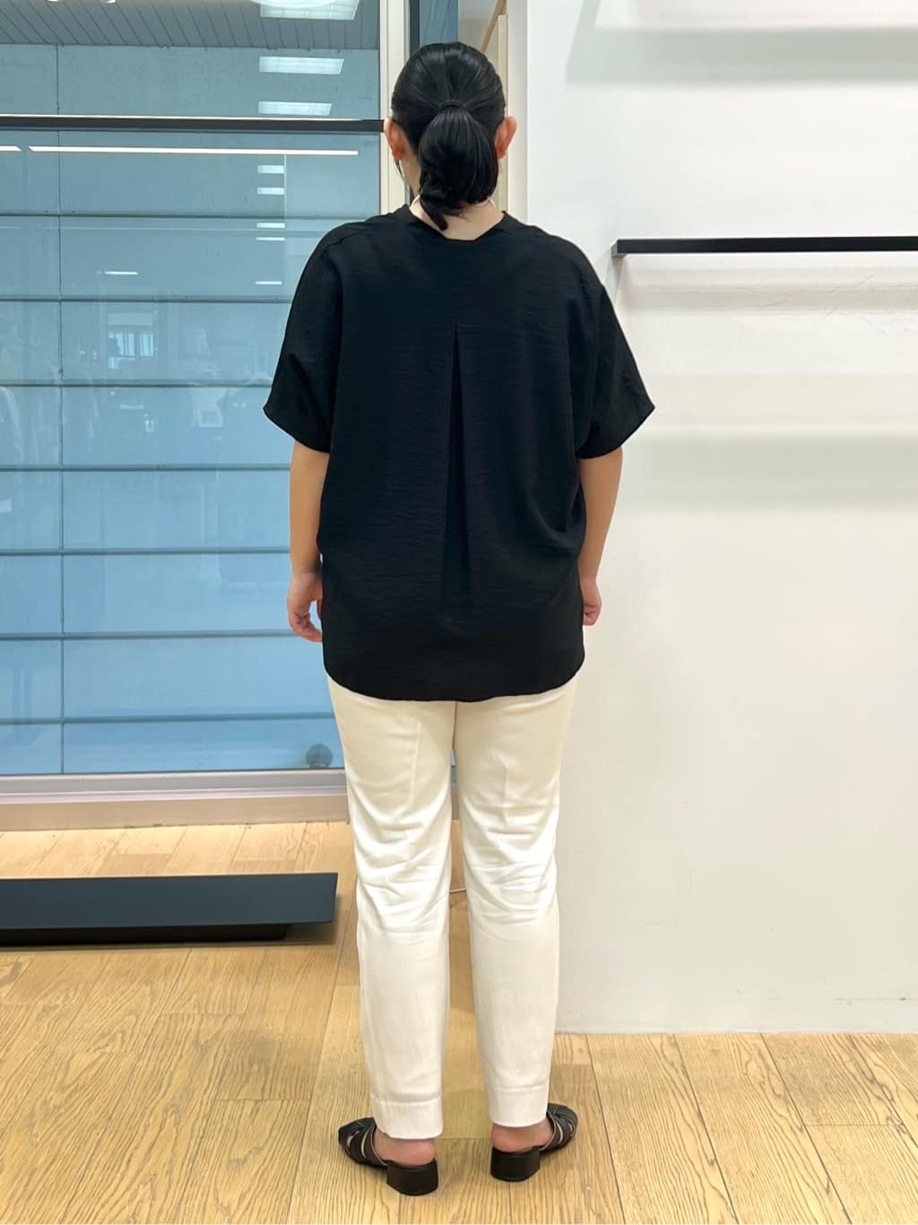 shimaさんの「INDIVI｜【90cm四方】ボタニカル柄大判スカーフ」を使ったコーディネート