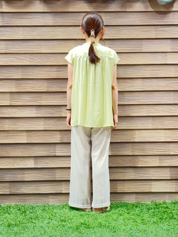 himiさんの「SHOO･LA･RUE｜【S-LL/洗濯後しわになりにくい】上品にきれい見え スラブギャザーブラウス」を使ったコーディネート