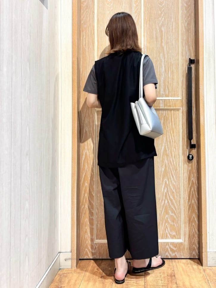 meiさんの「SHOO･LA･RUE｜【2点セット】着回しいろいろ ジレ＋ロゴTシャツ」を使ったコーディネート