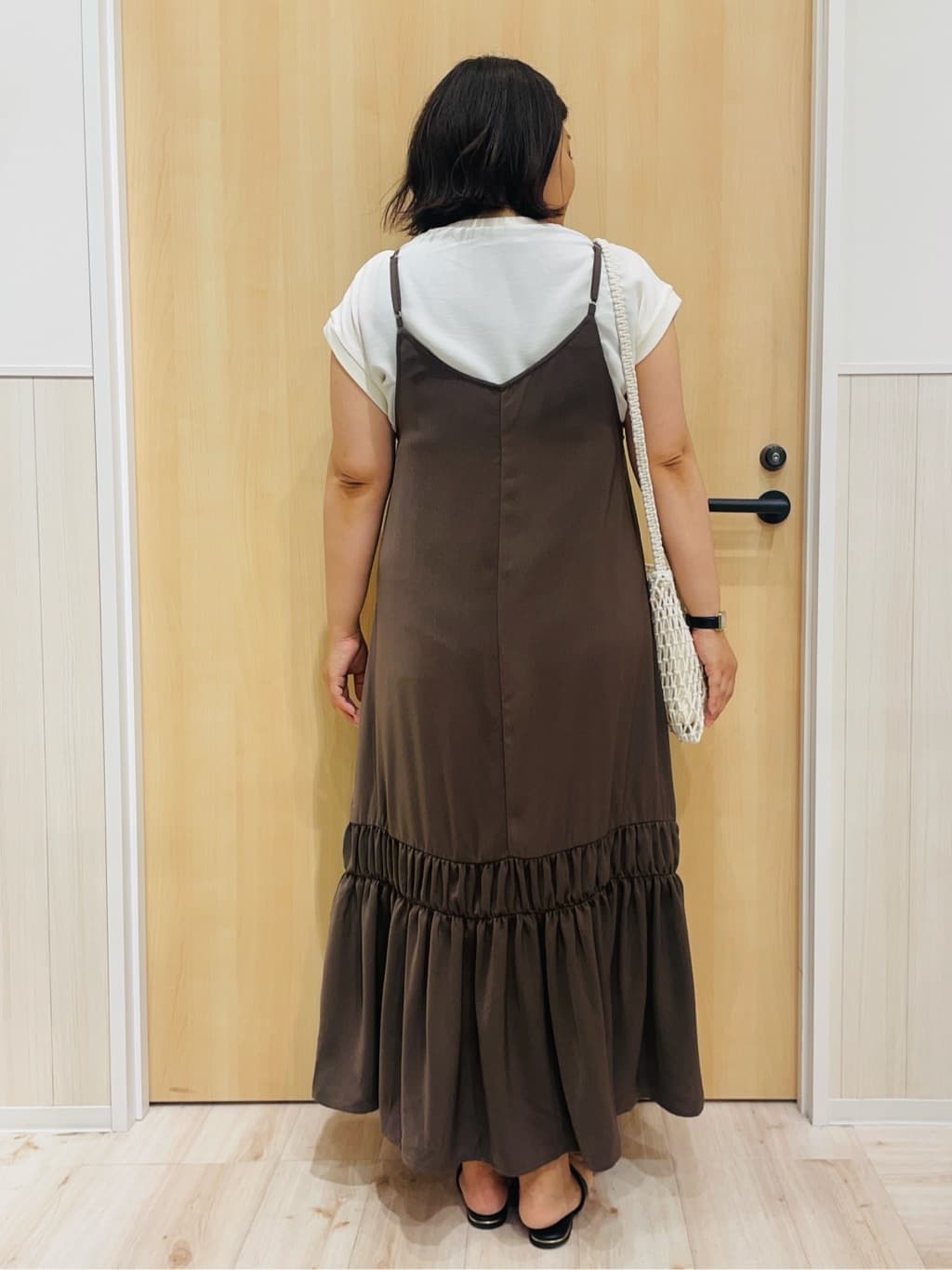 すーさんの「SHOO･LA･RUE｜【ひんやり】シャーリングがアクセントに 大人のデザインキャミワンピース」を使ったコーディネート