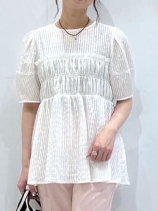 komaさんの「OPAQUE.CLIP｜◆シャーリングペプラムブラウス【洗濯機洗い可】」を使ったコーディネート