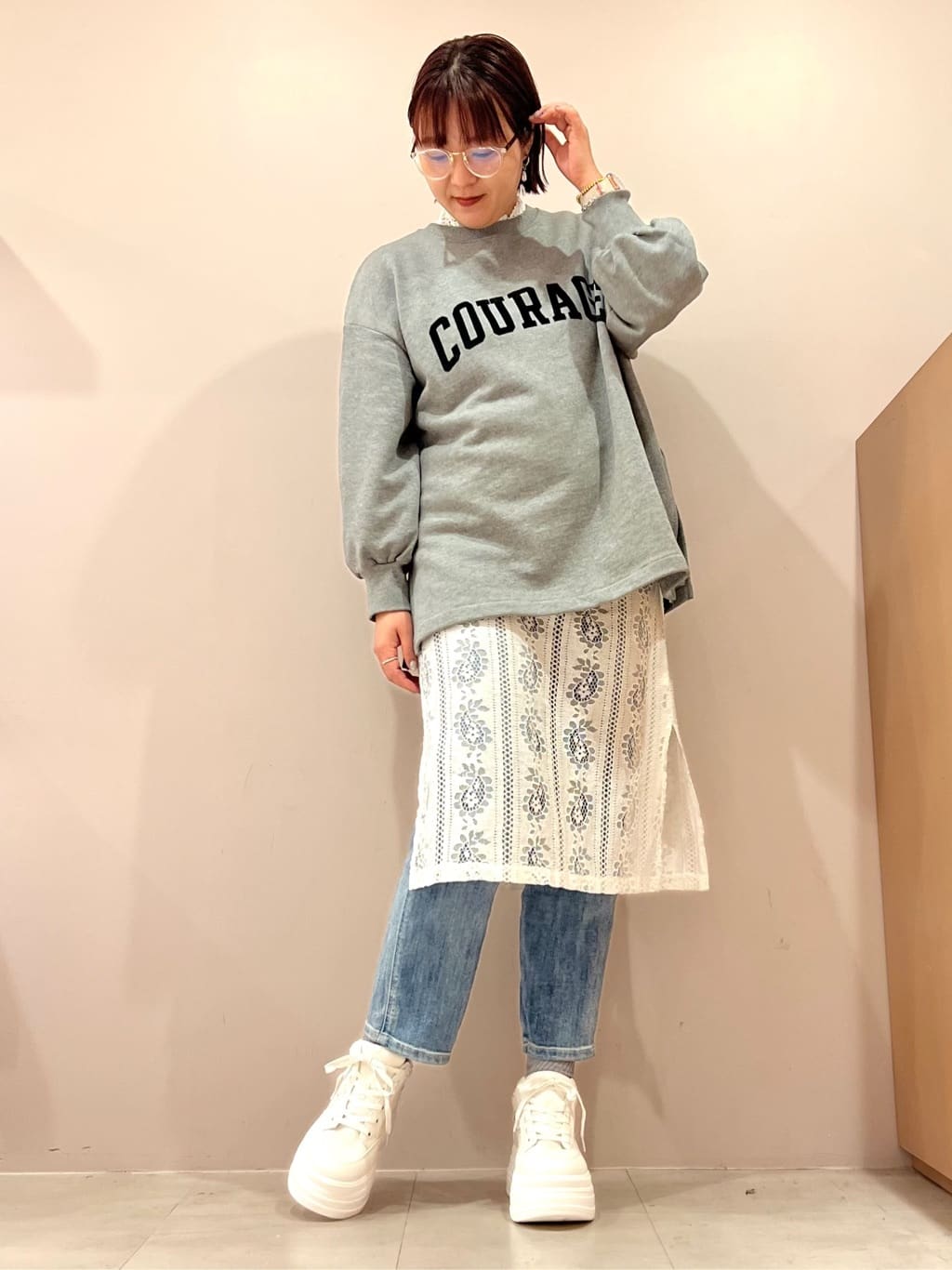 TAKAさんの「ESPERANZA｜きゅんフィットインソールラインストーンスニーカー」を使ったコーディネート