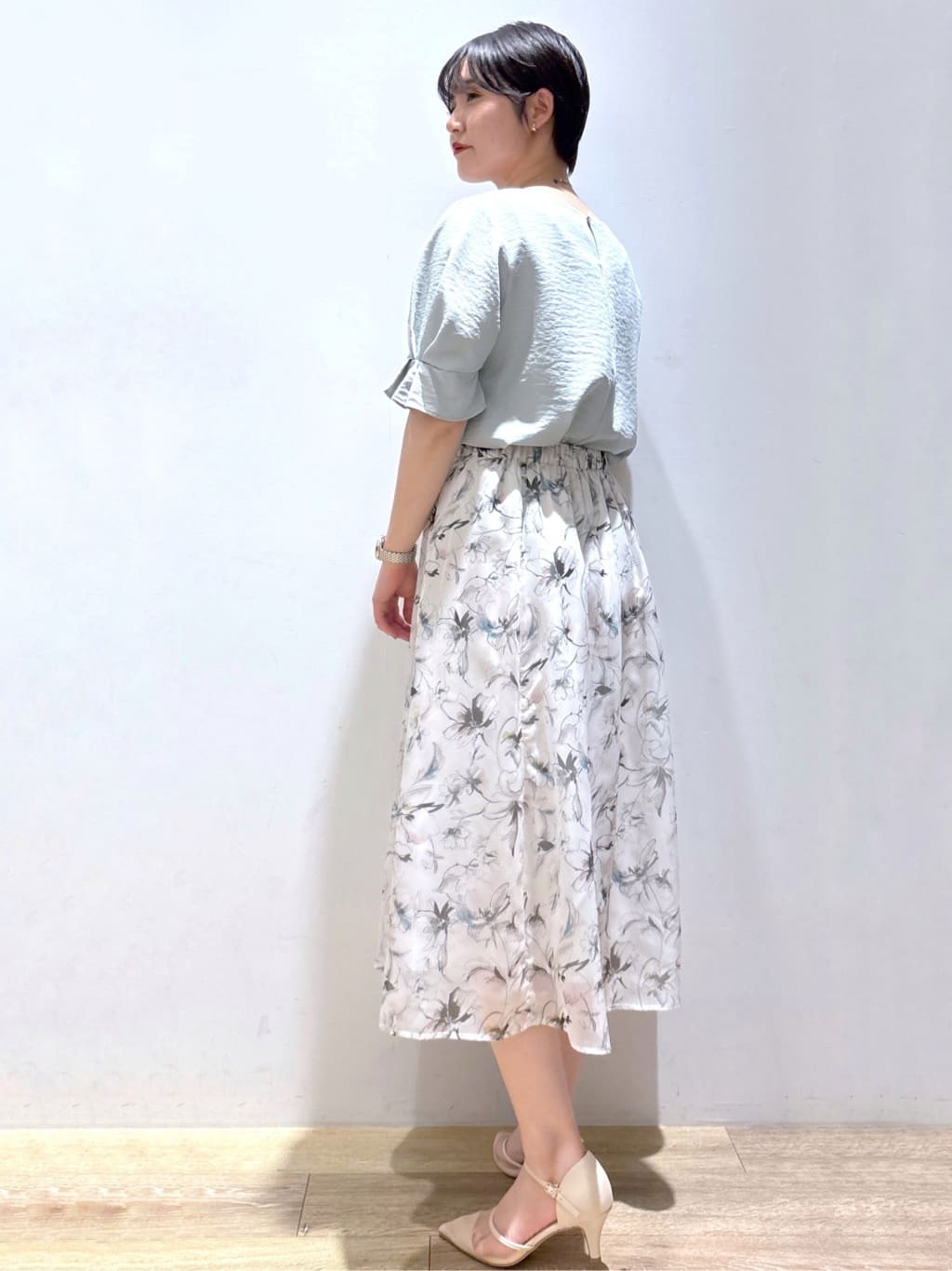 mizukiさんの「index｜《8色展開／XS-LLサイズ》タックパフスリーブブラウス【洗濯機洗い可／吸水速乾／防シワ／抗ピル】」を使ったコーディネート