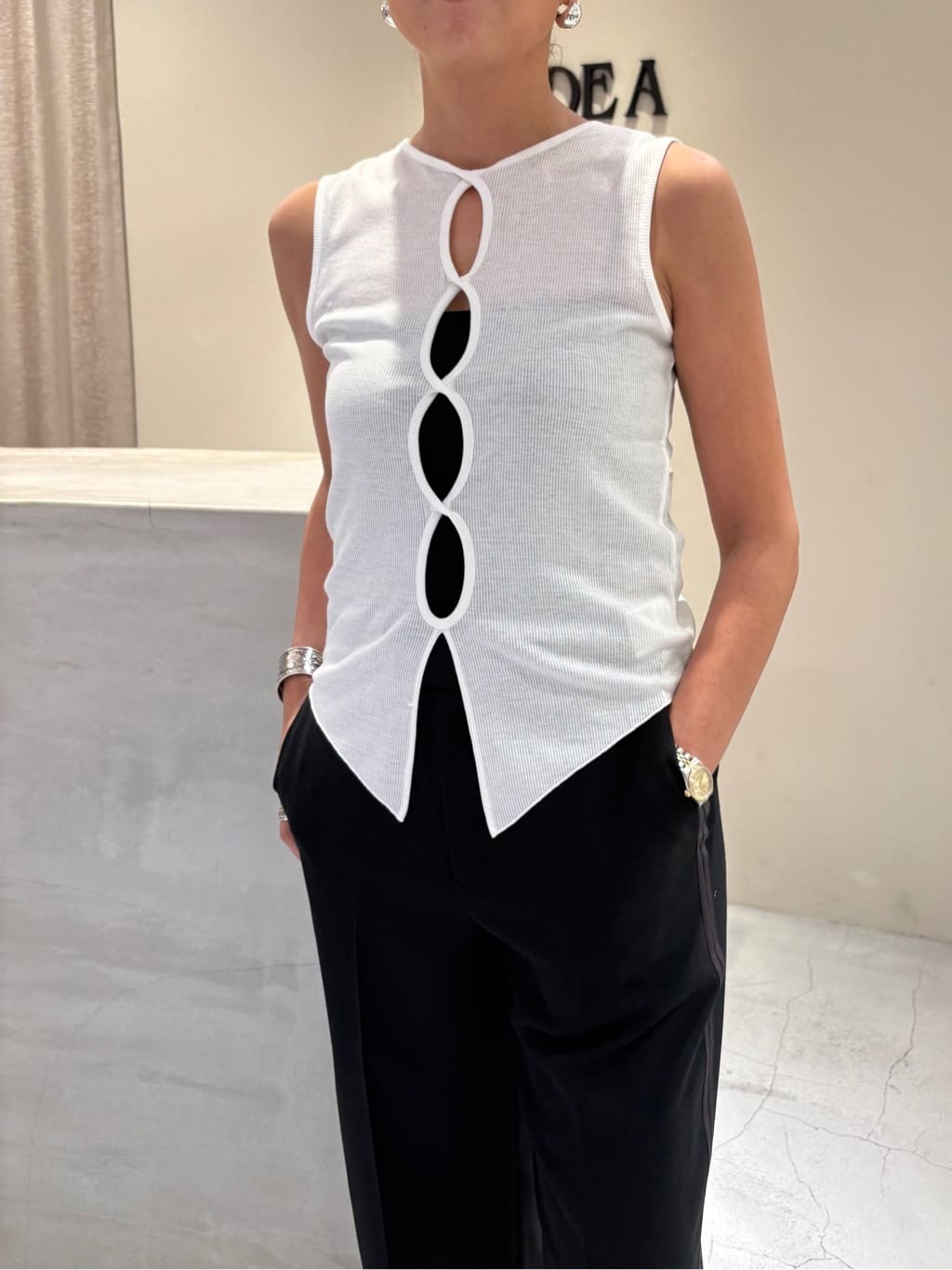 ibuさんの「CODE A｜line zip trousers」を使ったコーディネート