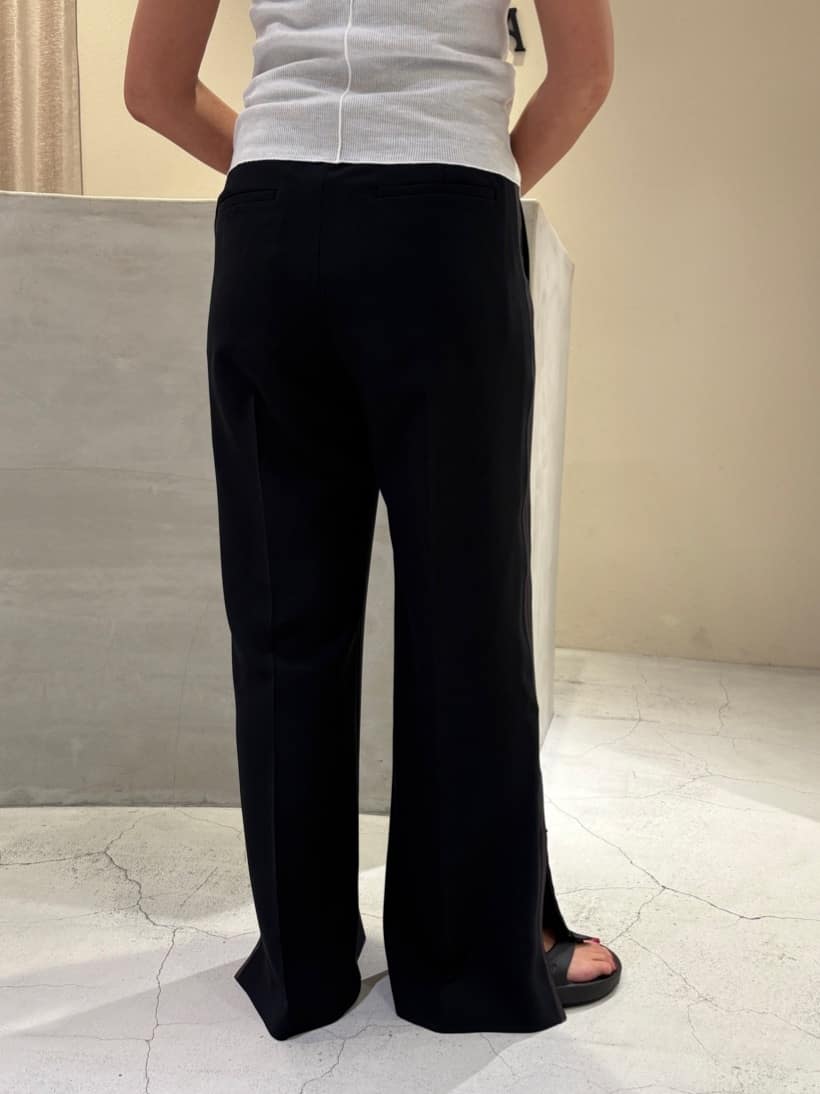 ibuさんの「CODE A｜line zip trousers」を使ったコーディネート