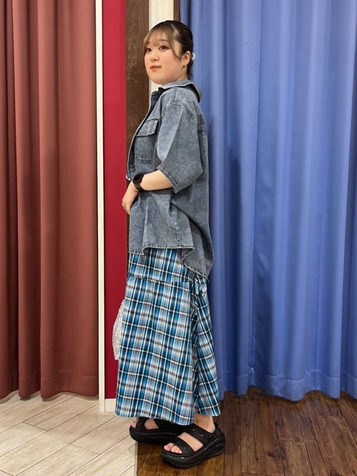 CHiさんの「SHOO･LA･RUE｜【S-LL/ひんやり/汗ジミ軽減/UVカット】グラフィックアソートTシャツ」を使ったコーディネート