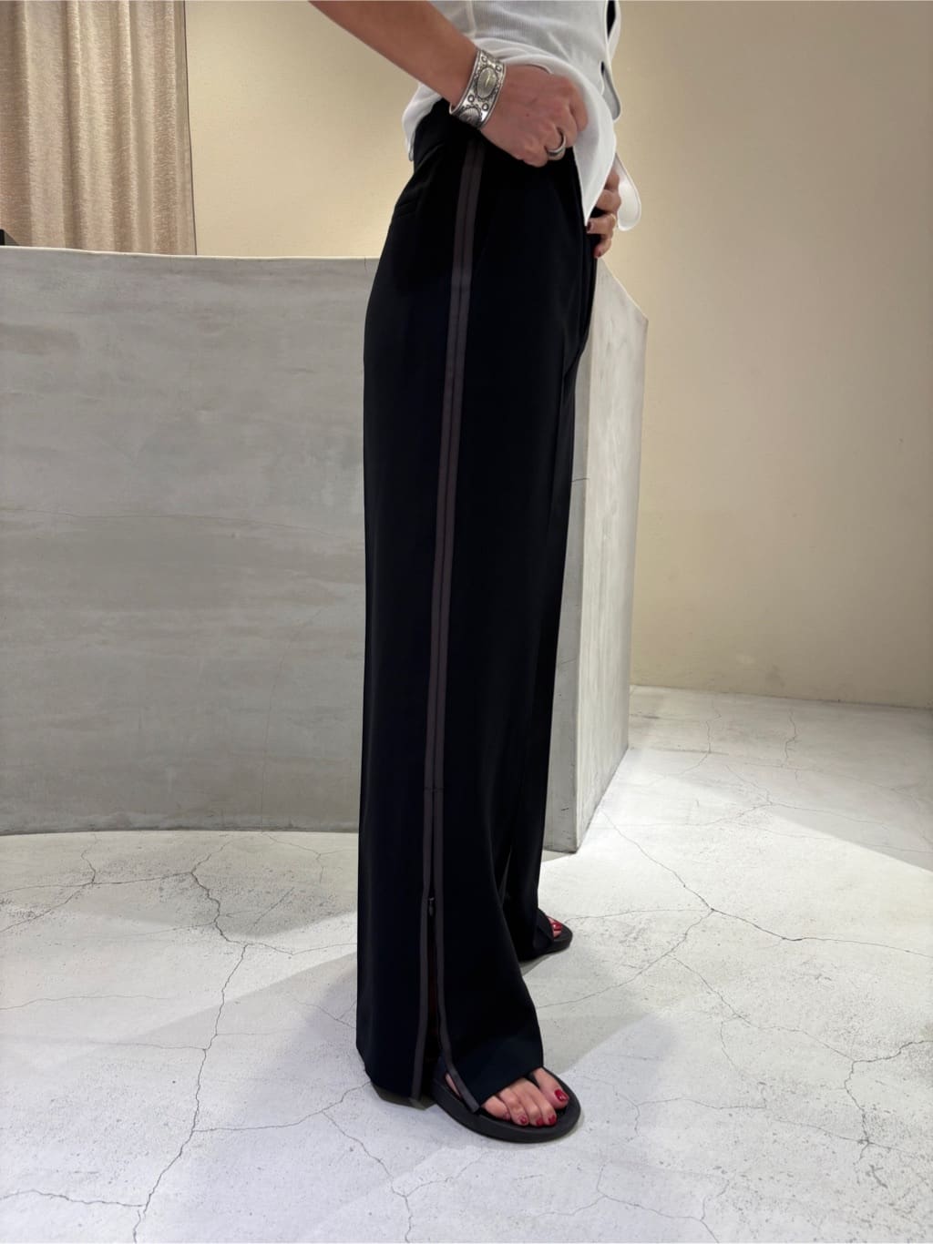 ibuさんの「CODE A｜line zip trousers」を使ったコーディネート