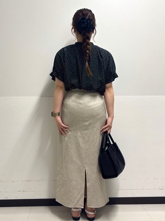 あいりょんさんの「OPAQUE.CLIP｜《美人百花掲載》ストレッチリネンライクタイトスカート【洗濯機洗い可】」を使ったコーディネート