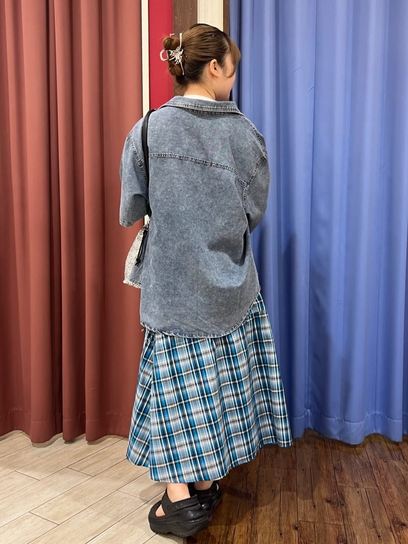 CHiさんの「SHOO･LA･RUE｜【S-LL/ひんやり/汗ジミ軽減/UVカット】グラフィックアソートTシャツ」を使ったコーディネート