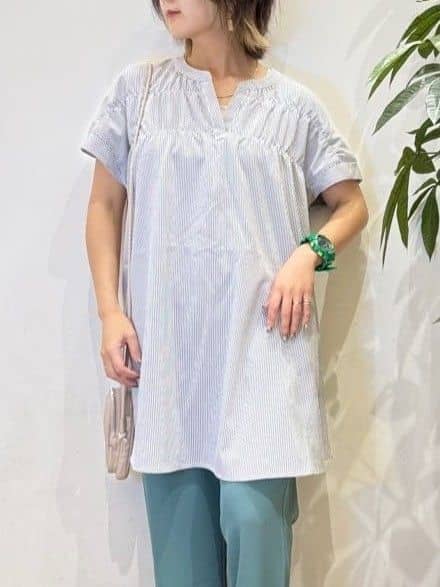 misakiさんの「SHOO･LA･RUE｜【S-LL/ひんやり/体型カバー】サッカーストライプ Aラインチュニックブラウス」を使ったコーディネート