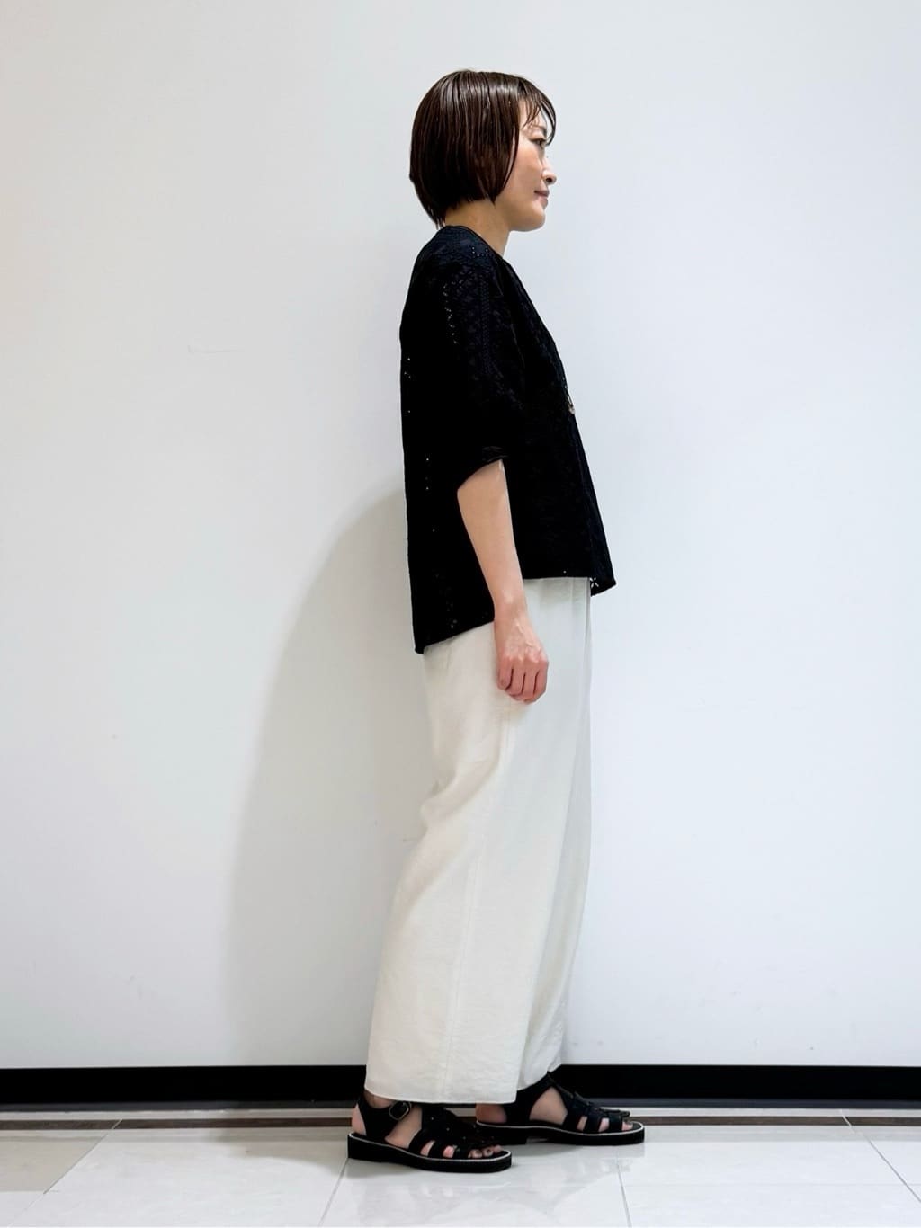 mikaさんの「INDIVI｜【洗える／UVケア／SETUP可能】ドロストワイドパンツ」を使ったコーディネート