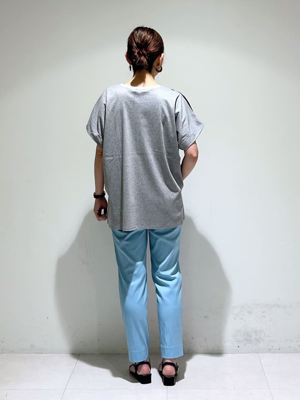 tsuyuさんの「INDIVI｜【洗える／汗ジミ防止】バイカラー＆アシメヘム Tシャツ」を使ったコーディネート