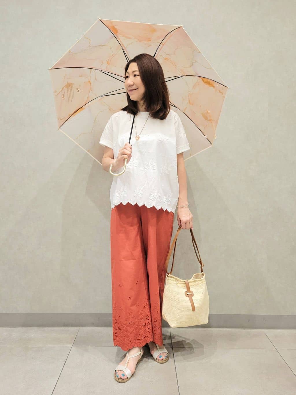 ユウさんの「SHOO･LA･RUE｜【S-LL】華やかさをプラスする 裾刺繍ストレートパンツ」を使ったコーディネート
