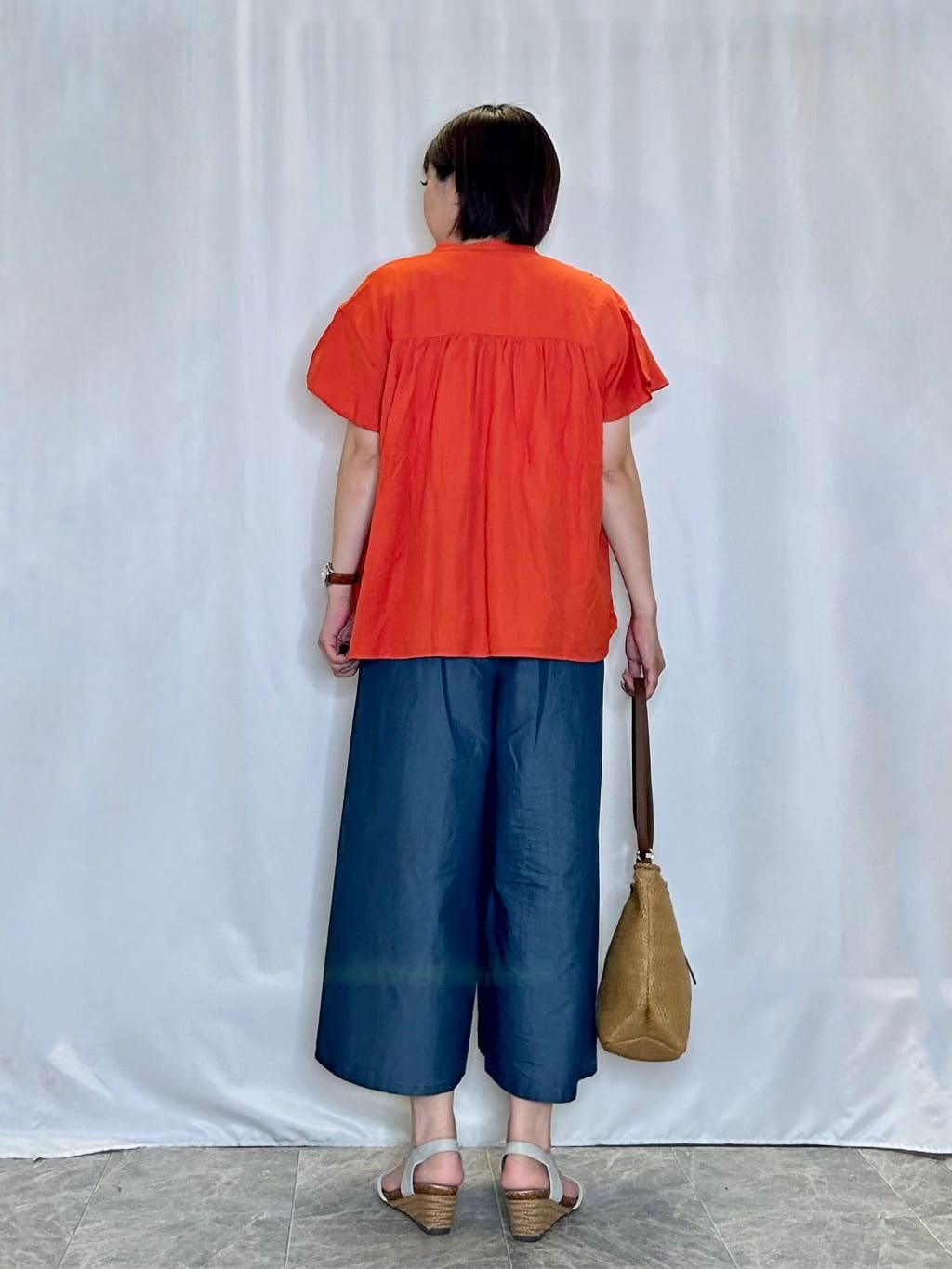 ネリさんの「SHOO･LA･RUE｜【洗える/S-LL/ひんやり】金ボタンがアクセント　大人のデニムガウチョパンツ」を使ったコーディネート