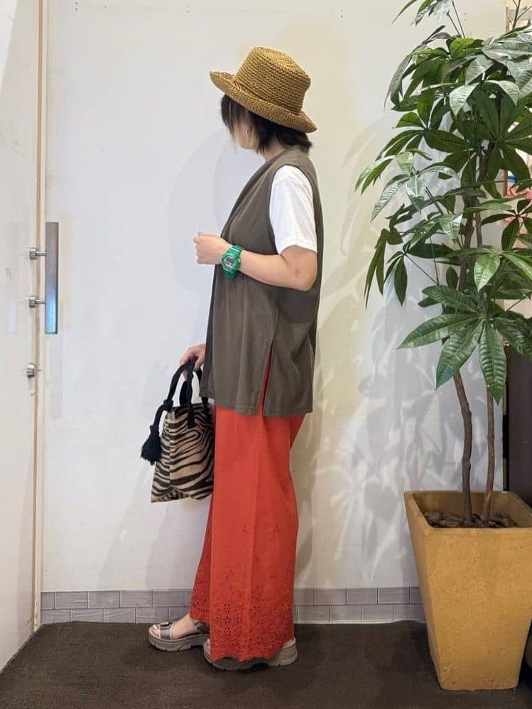 misakiさんの「SHOO･LA･RUE｜【2点セット】着回しいろいろ ジレ＋ロゴTシャツ」を使ったコーディネート