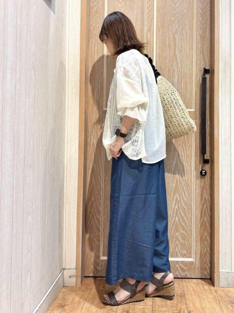meiさんの「SHOO･LA･RUE｜【着丈選べる】一枚でこなれ見え サイドレースブラウス」を使ったコーディネート