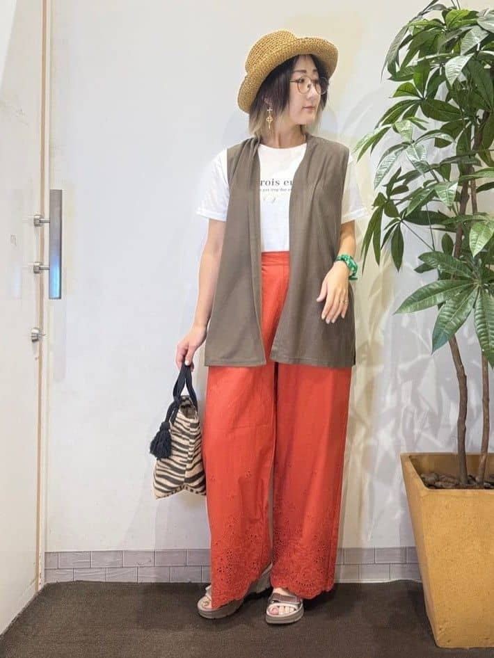 misakiさんの「SHOO･LA･RUE｜【2点セット】着回しいろいろ ジレ＋ロゴTシャツ」を使ったコーディネート