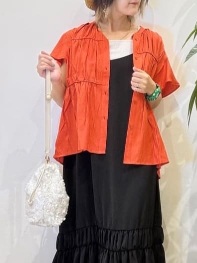 misakiさんの「SHOO･LA･RUE｜【ひんやり】シャーリングがアクセントに 大人のデザインキャミワンピース」を使ったコーディネート