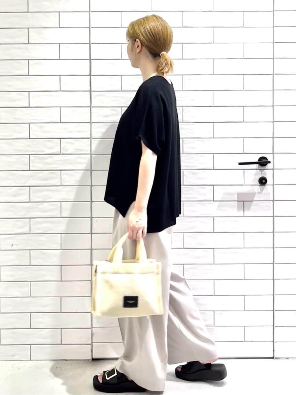 しおりさんの「OPAQUE.CLIP｜《5色展開／S-LLサイズ》リラクシーメッシュニット【洗濯機洗い可】」を使ったコーディネート