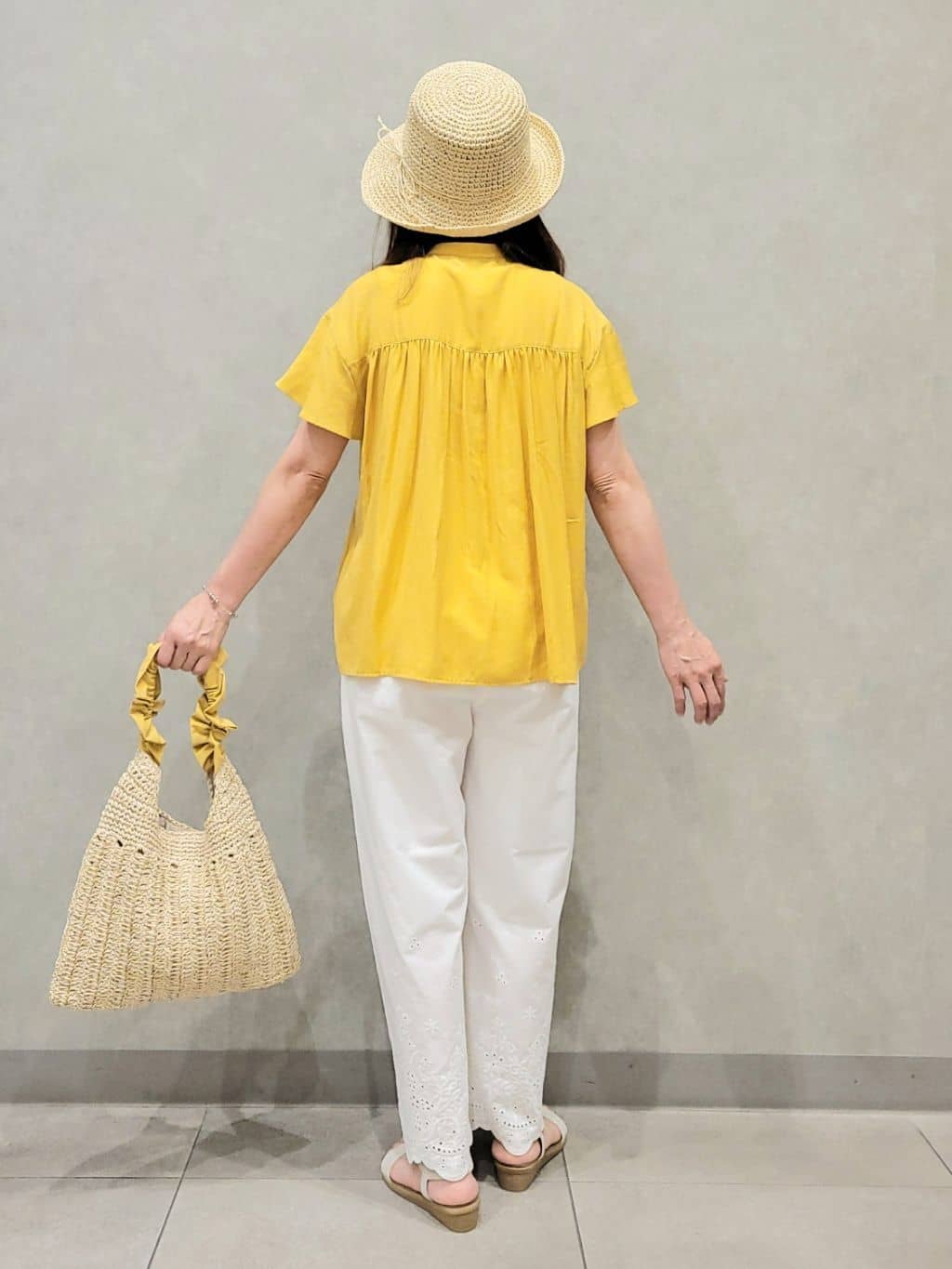 ユウさんの「SHOO･LA･RUE｜【S-LL】華やかさをプラスする 裾刺繍ストレートパンツ」を使ったコーディネート