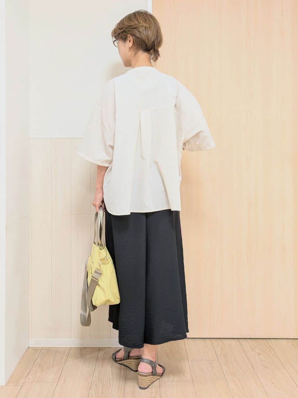 YuAさんの「SHOO･LA･RUE｜【S-LL/ひんやり】さらっとタッチできれい見え ピンタックスカーチョ」を使ったコーディネート